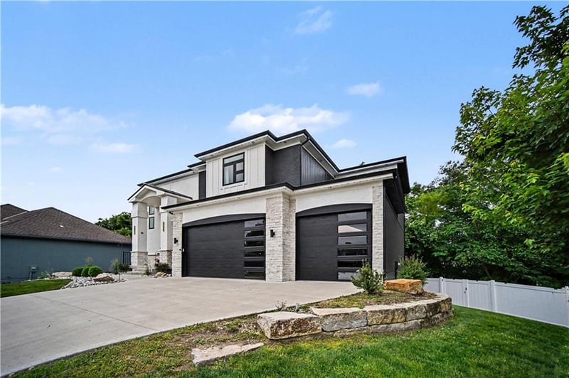 2009 Ridge Tree Dr, Pleasant Hill, MO 64080