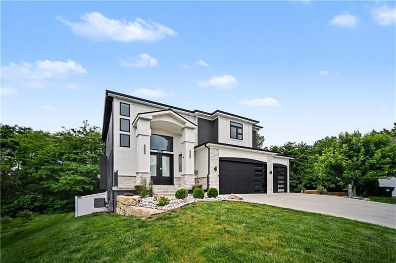 2009 Ridge Tree Dr, Pleasant Hill, MO 64080