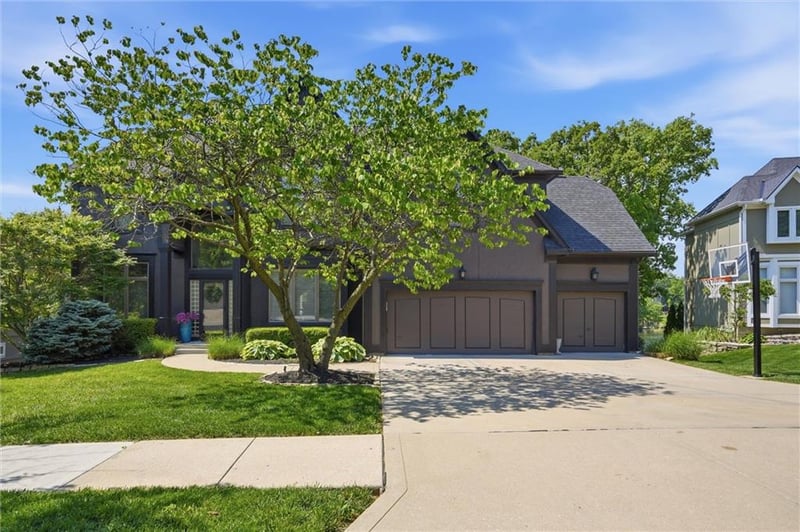 5634 Cottonwood Dr, Shawnee, KS 66216