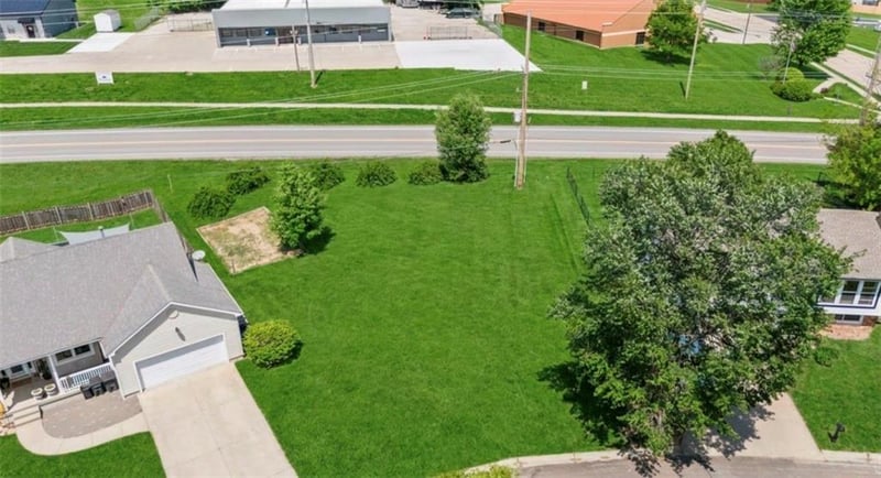 1212 Franklin Dr, Weston, MO 64098