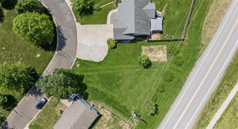 1212 Franklin Dr, Weston, MO 64098