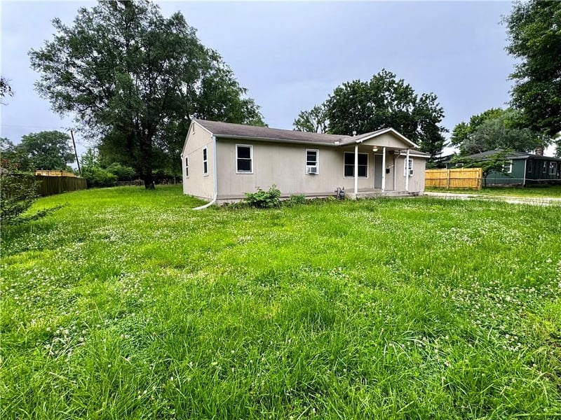 17210 Chestnut Dr, Belton, MO 64012
