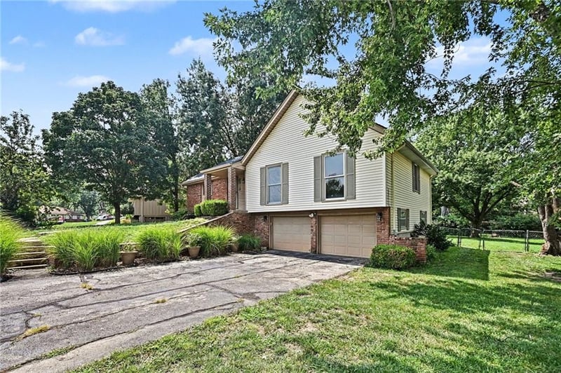 6918 Marion Dr, Shawnee, KS 66218