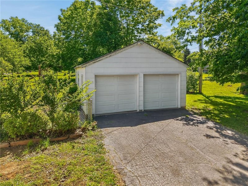 11131 Sunnyslope Dr, Kansas City, MO 64134