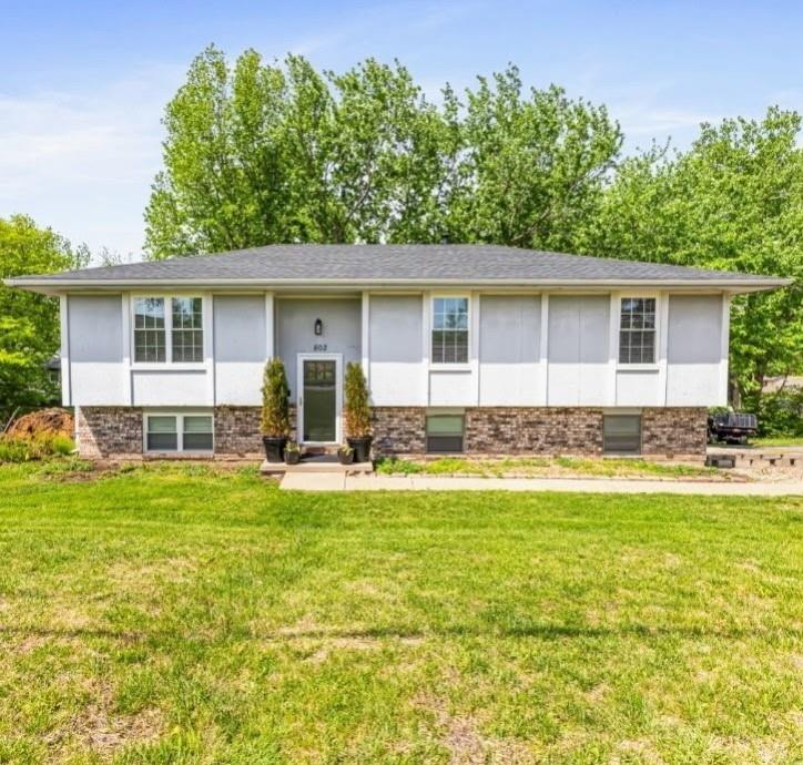 802 Woodbine Rd, St Joseph, MO 64507