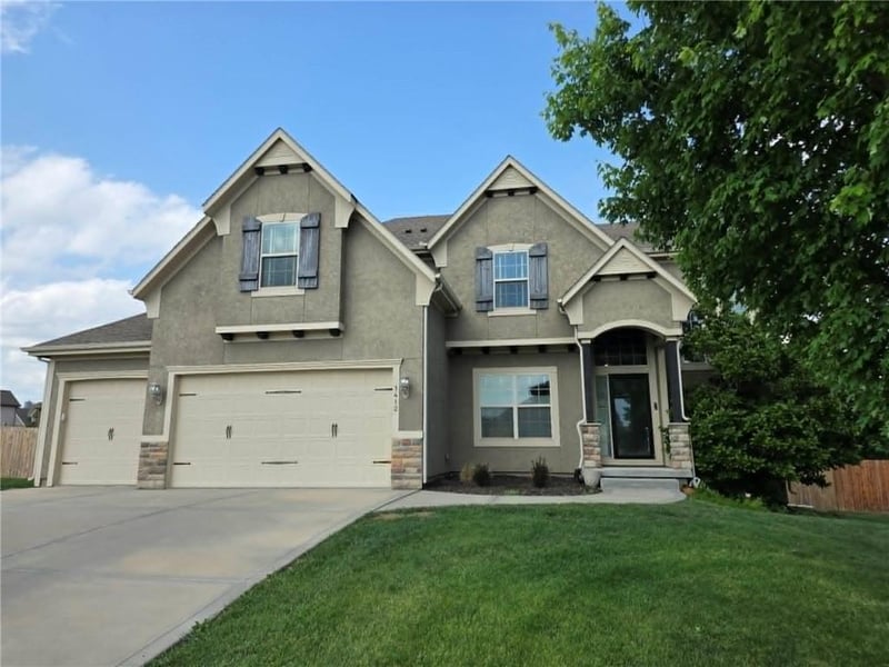 1412 Whistle Dr, Lee's Summit, MO 64082