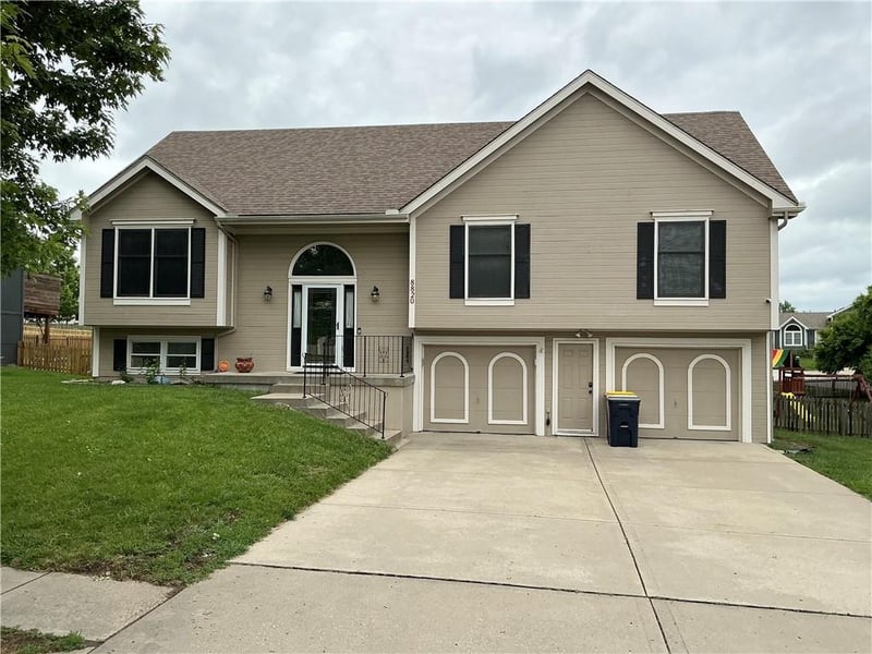 8820 110th St, Kansas City, MO 64157