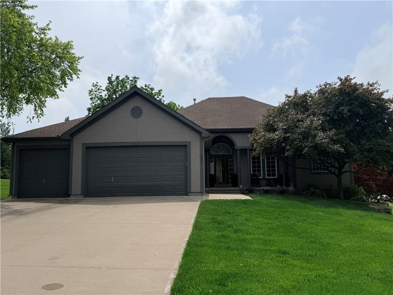 523 Brookwood Ln, Raymore, MO 64083