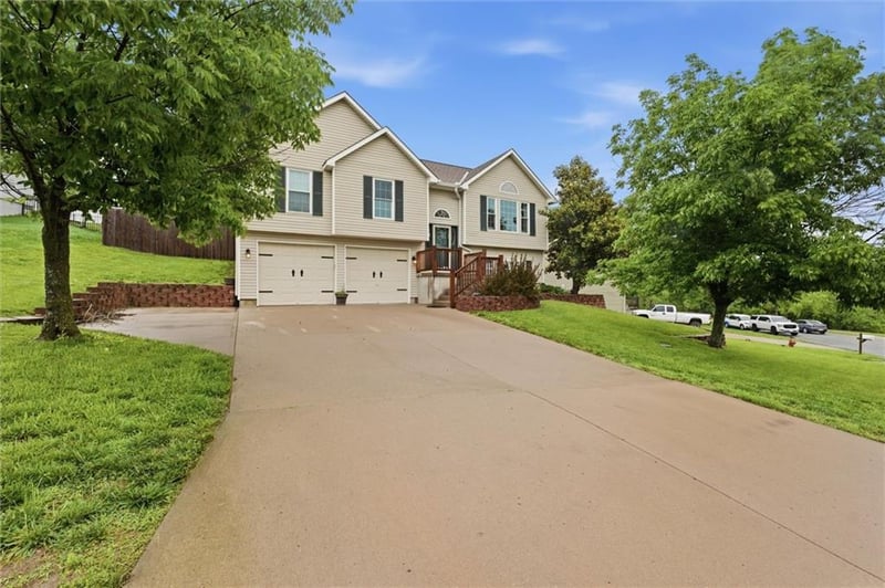210 Whispering Hills Blvd, Lone Jack, MO 64070