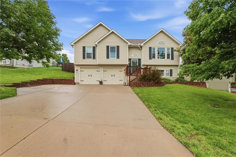 210 Whispering Hills Blvd, Lone Jack, MO 64070