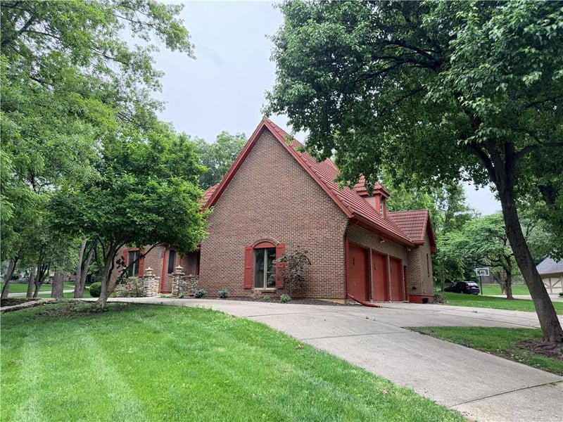 12101 Pawnee Ln, Leawood, KS 66209