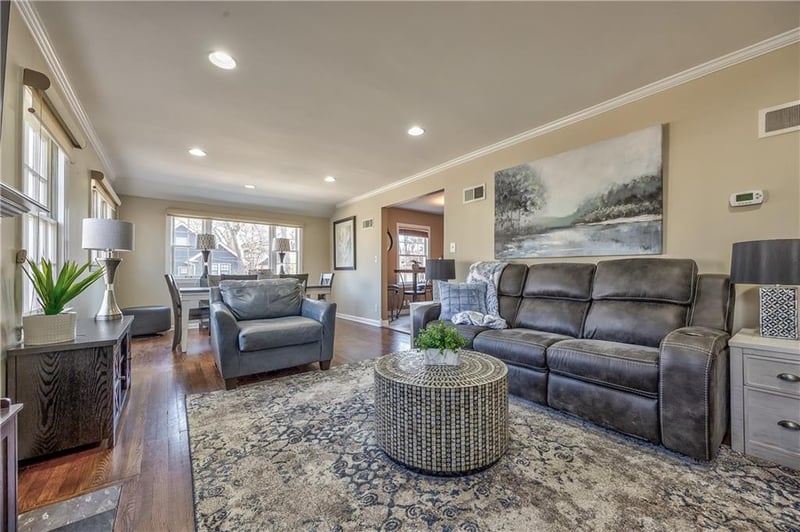 6203 Morningside Dr, Kansas City, MO 64113