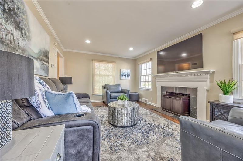 6203 Morningside Dr, Kansas City, MO 64113