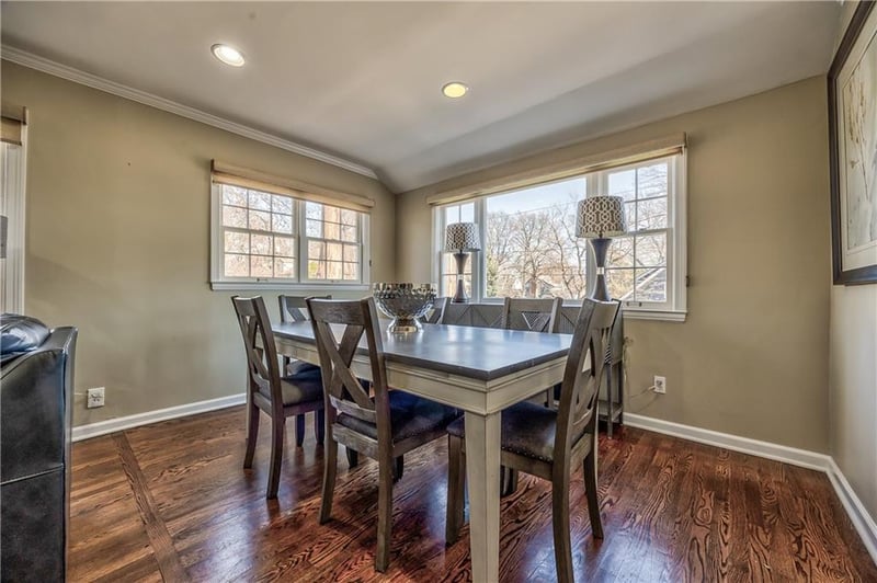 6203 Morningside Dr, Kansas City, MO 64113