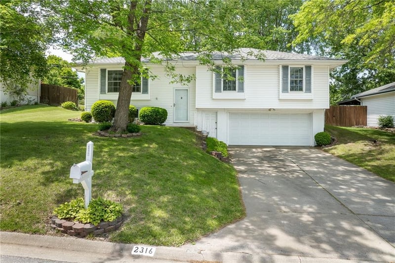 2316 Cougar Rd, St Joseph, MO 64506