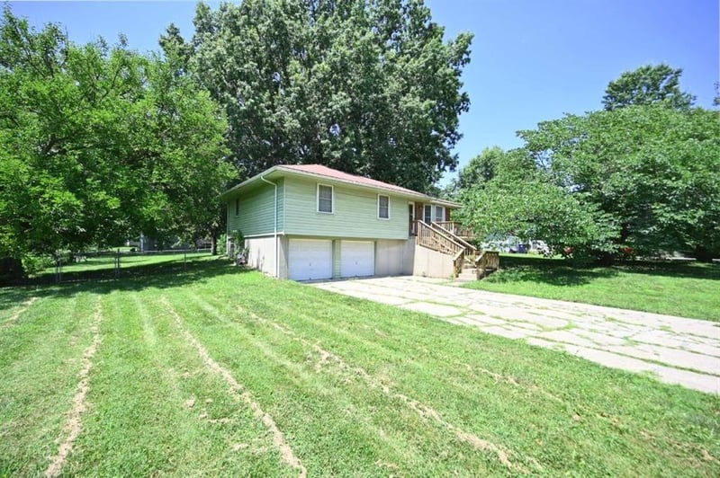 10526 Walnut St, Kansas City, MO 64155