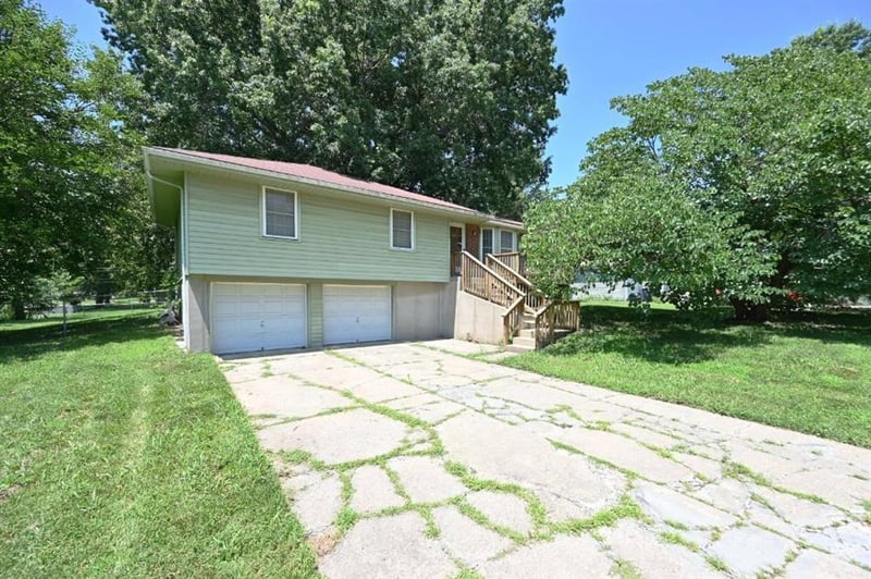 10526 Walnut St, Kansas City, MO 64155