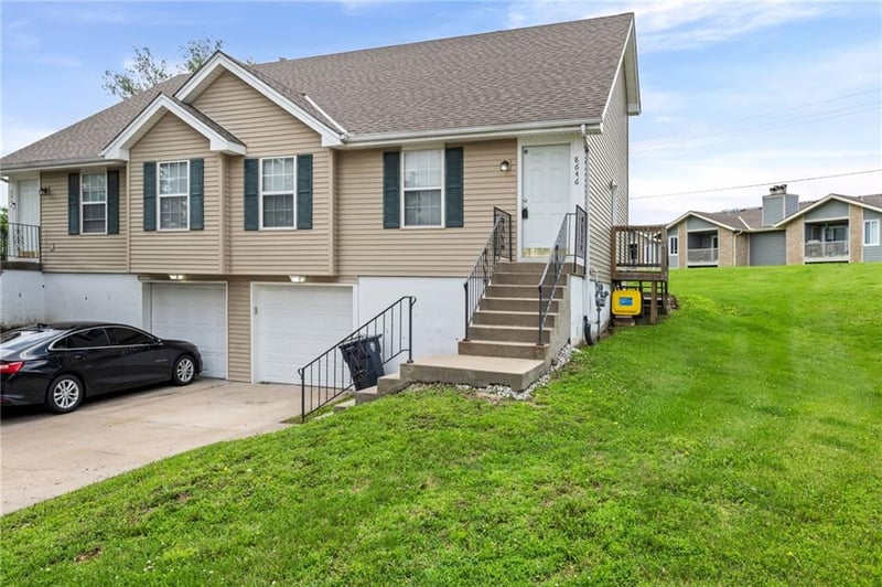 8644-8646 NW Waukomis Dr, Kansas City, MO 64154