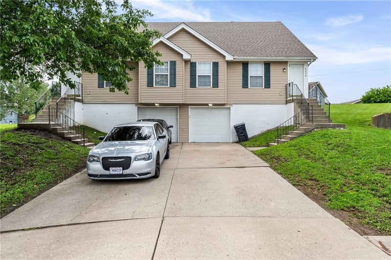 8644-8646 Waukomis Dr, Kansas City, MO 64154