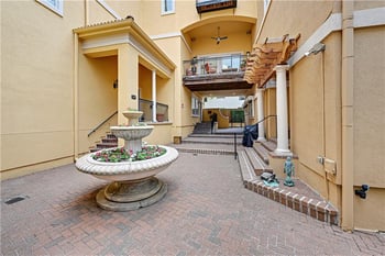 5038 Walnut St, Kansas City, MO 64112
