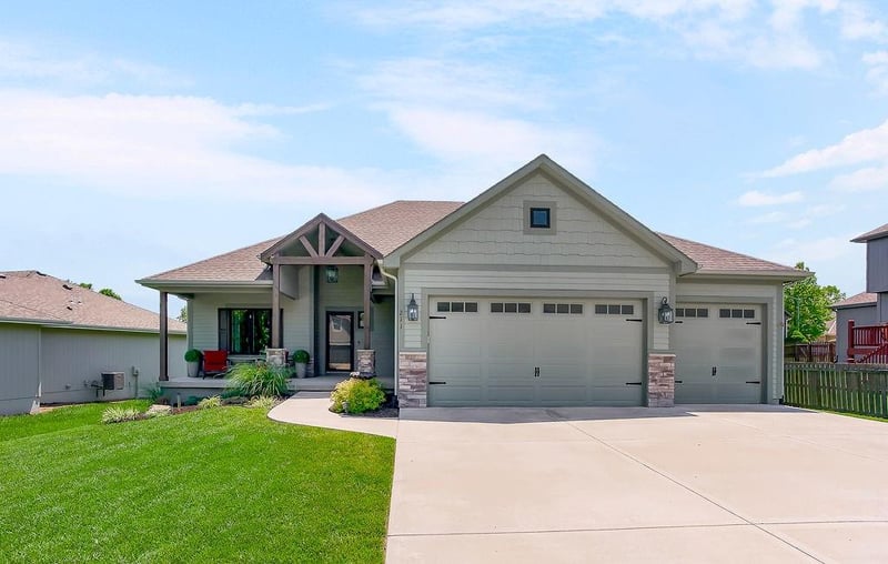 211 Broadmoor Dr, Louisburg, KS 66053