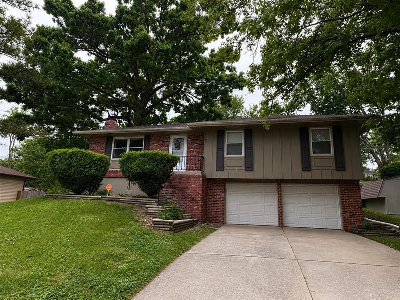 4008 Colonial Dr, Independence, MO 64055