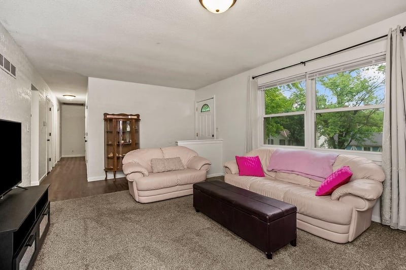 4008 S Colonial Dr, Independence, MO 64055