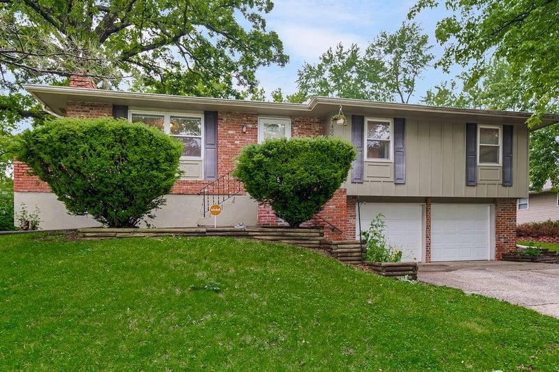4008 S Colonial Dr, Independence, MO 64055