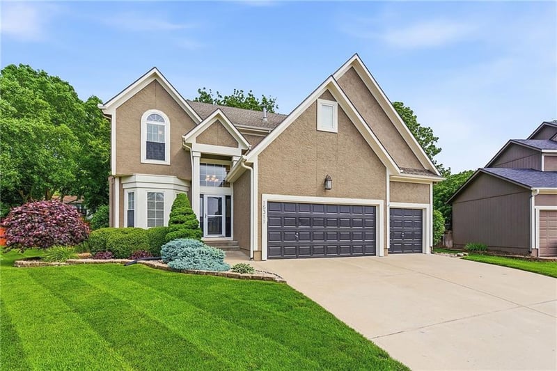 15311 Navaho Dr, Olathe, KS 66062