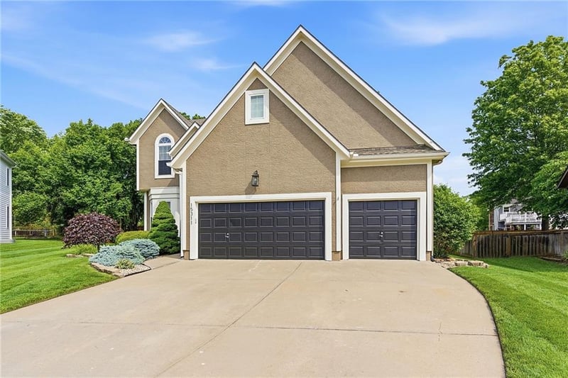 15311 Navaho Dr, Olathe, KS 66062