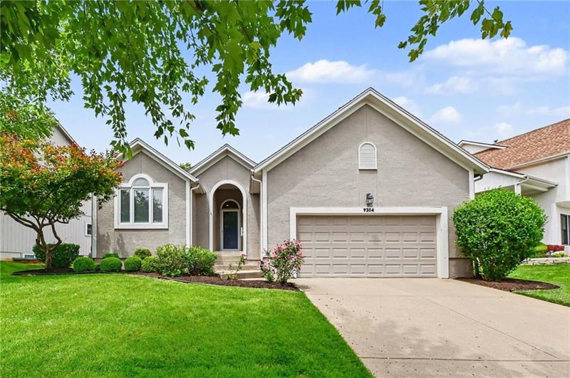 9304 125th St, Overland Park, KS 66213