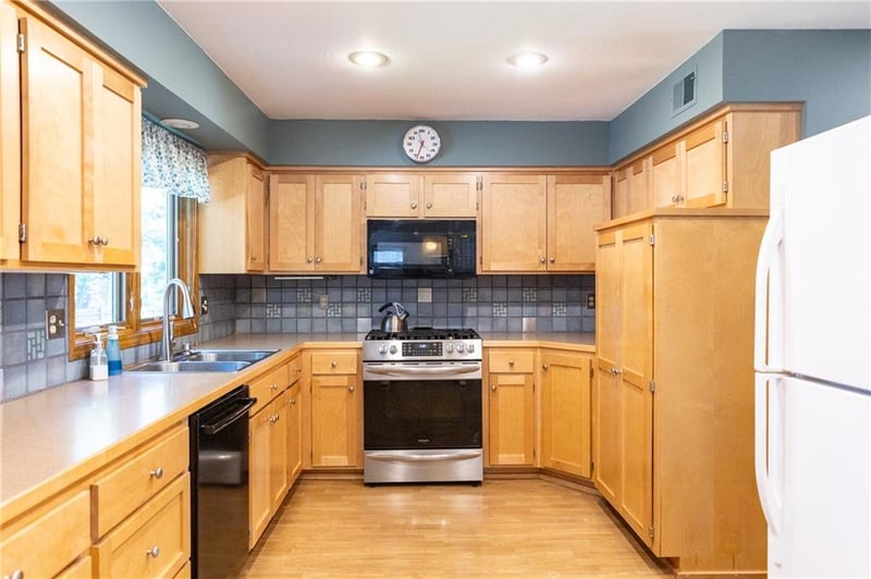 7906 Alden Ln, Lenexa, KS 66215
