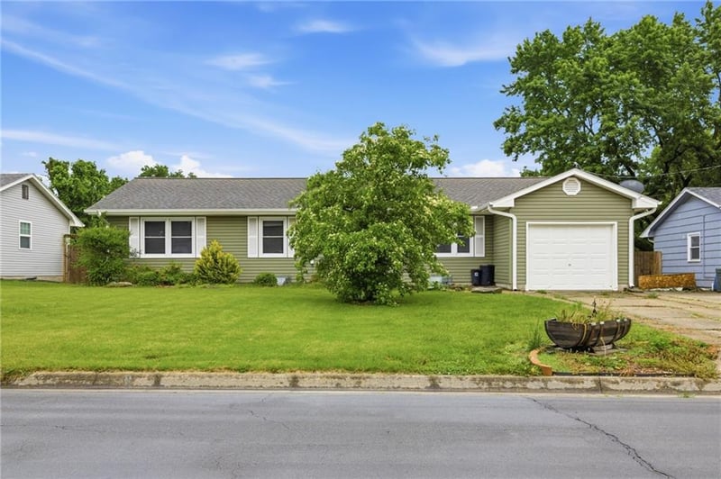 506 South Dr, Marshall, MO 65340