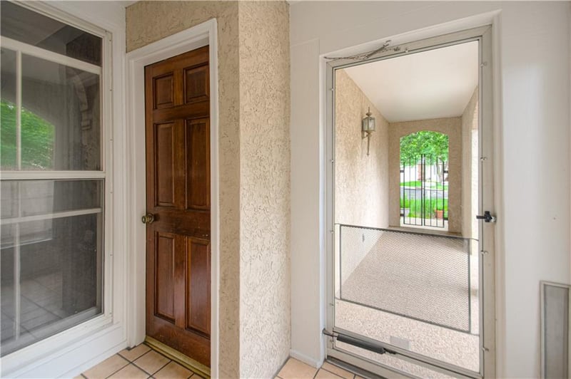 10917 W 98th St, Overland Park, KS 66214