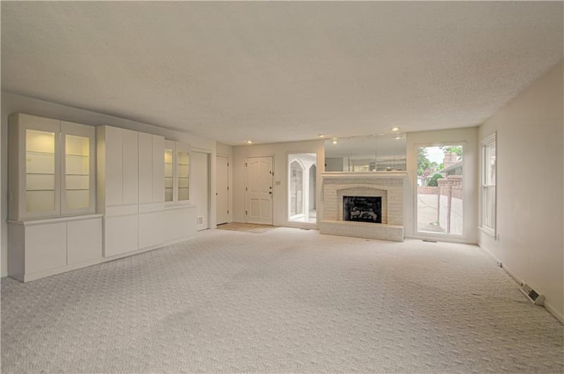 10917 W 98th St, Overland Park, KS 66214