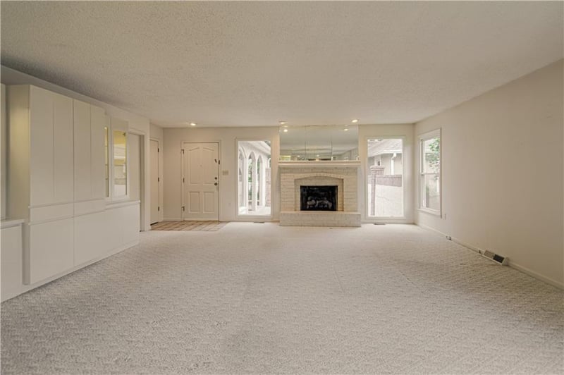 10917 W 98th St, Overland Park, KS 66214