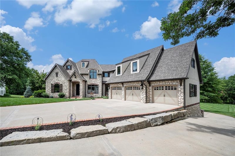 1900 NE 159th St, Smithville, MO 64089