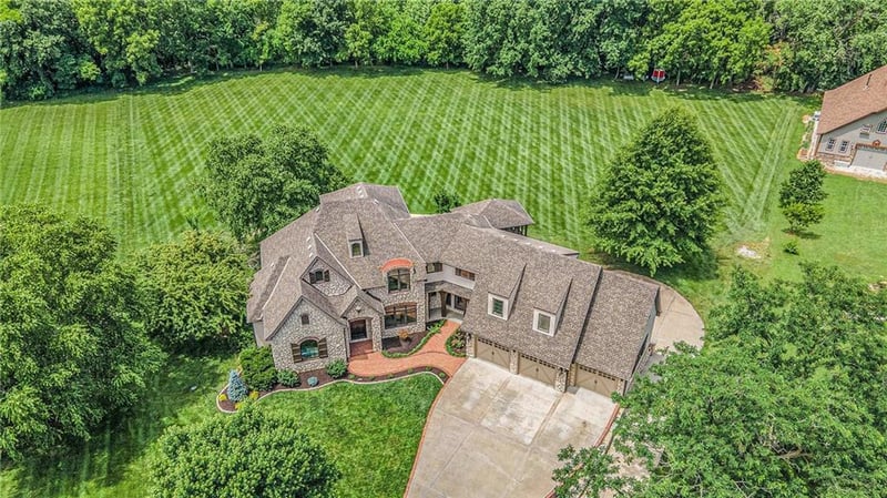 1900 NE 159th St, Smithville, MO 64089