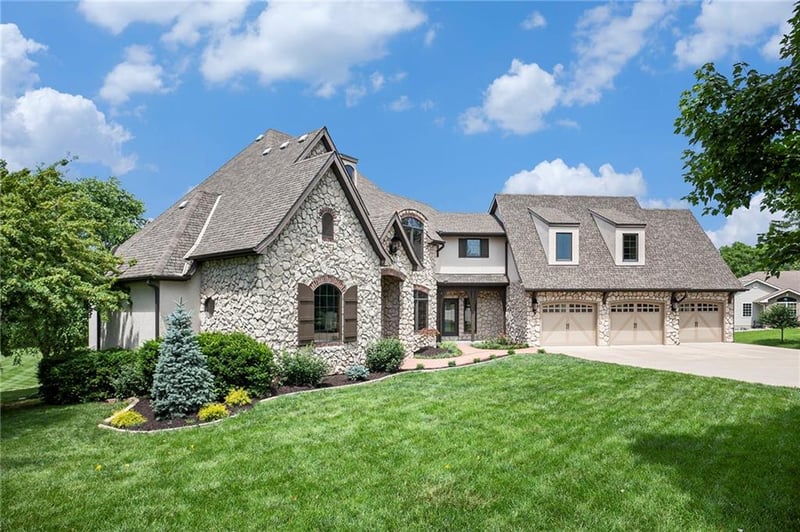 1900 NE 159th St, Smithville, MO 64089