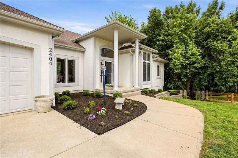 2404 SW Wintergreen Ct, Lee's Summit, MO 64081