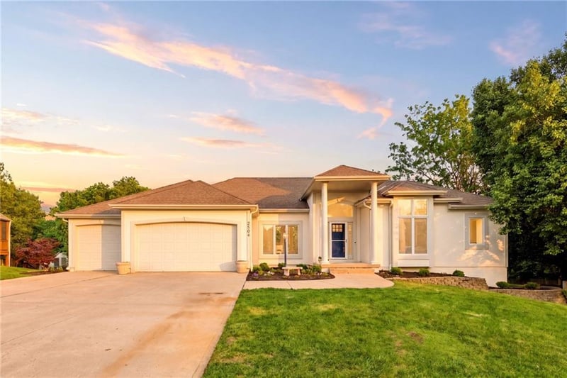2404 SW Wintergreen Ct, Lee's Summit, MO 64081