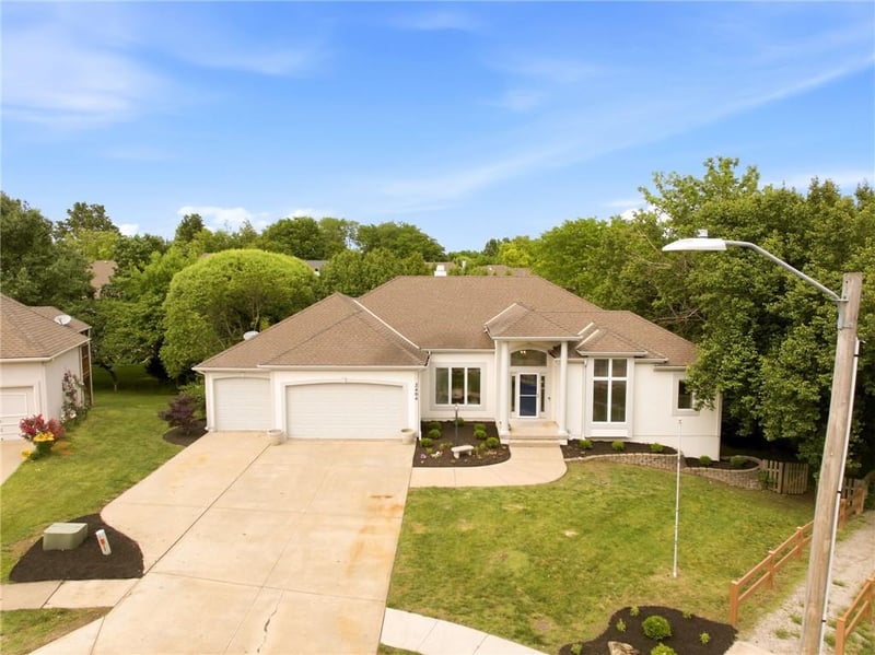 2404 Wintergreen Ct, Lee's Summit, MO 64081