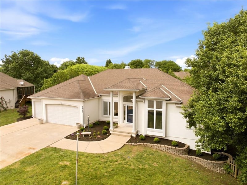2404 Wintergreen Ct, Lee's Summit, MO 64081