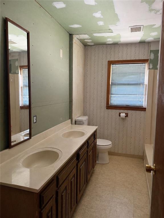 22211 Blue Mills Rd, Independence, MO 64058