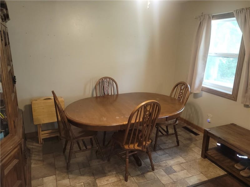 508 S Sinnet St, Girard, KS 66743