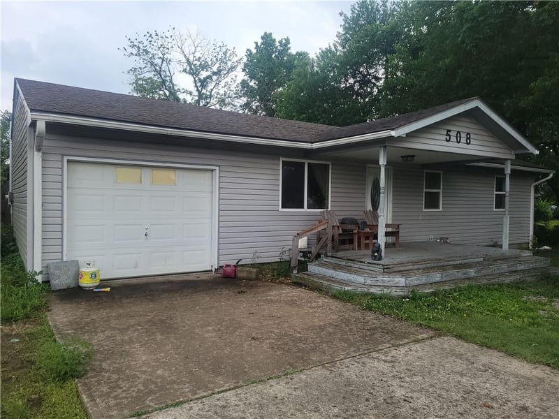 508 S Sinnet St, Girard, KS 66743