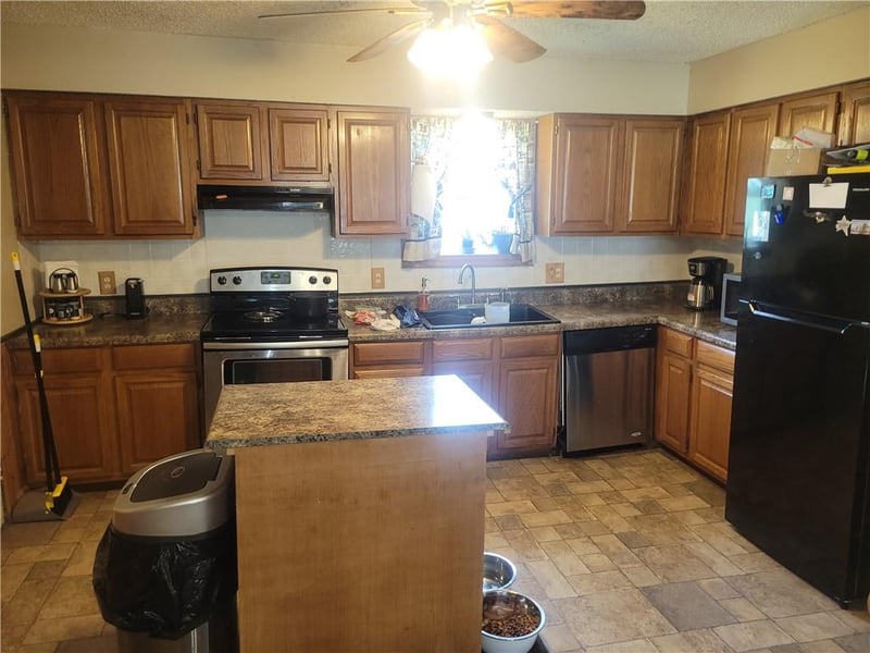508 S Sinnet St, Girard, KS 66743