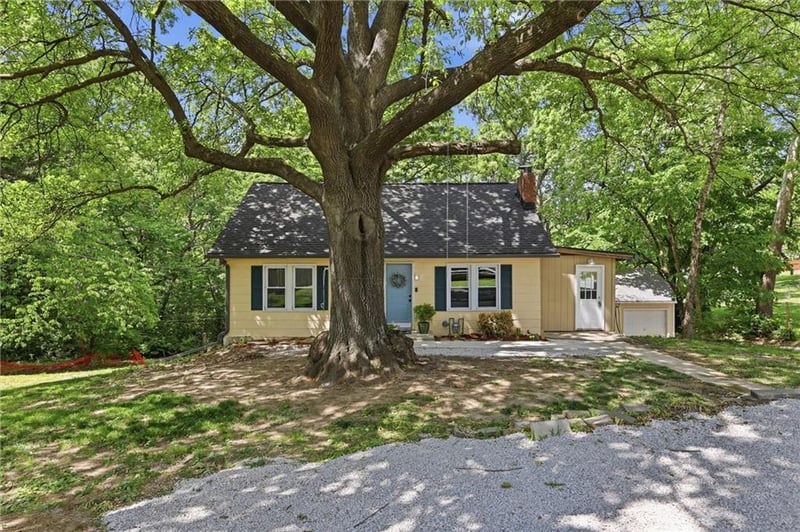 2 70th Ter, Kansas City, MO 64118