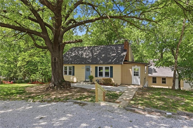 2 70th Ter, Kansas City, MO 64118
