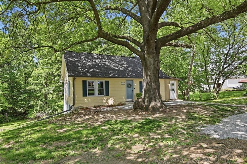 2 70th Ter, Kansas City, MO 64118